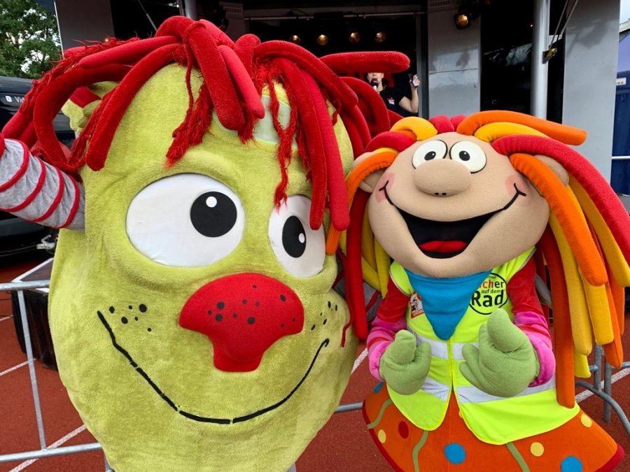 Bummelfee und Zappeltier freuen sich auf ihren Einsatz beim Radio Hochstift- Ferienfinale  © Hans-Peter Tölle